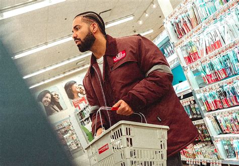 Drake embraces Canadian his roots at Toronto Shoppers