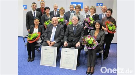 Raiffeisenbank Neustadt Vohenstrauß ehrt Mitarbeiter Auf richtigem Weg