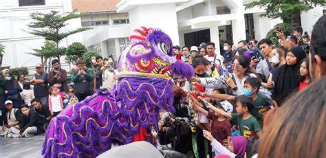 Warga Antusias Menonton Pertunjukan Imlek Di Alun Alun Kota Surabaya