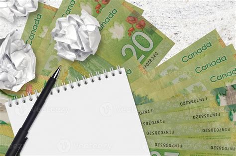 Notas de 20 dólares canadenses e bolas de papel amassado bloco de