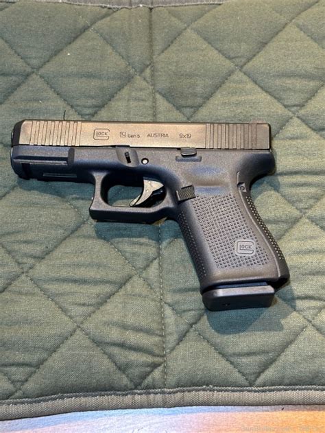 Glock 19 5th Gen With Three 15rd Magazines Semi Auto Pistols At