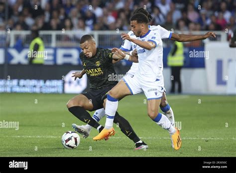 Kylian Mbappe Du PSG Akim Zedadka D Auxerre Lors Du Championnat