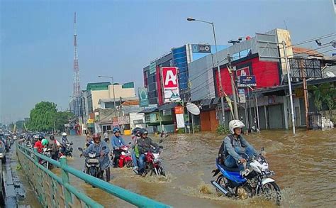 Hujan Seharian Bikin Kampung Melayu Terendam Banjir Wartakotalive