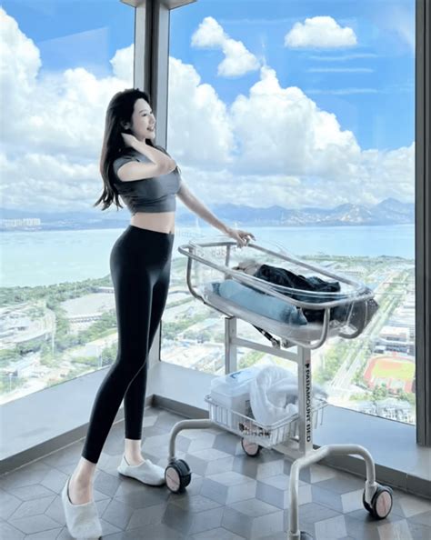 Hot mom nổi tiếng sinh con xong vẫn đẹp vạn người mê