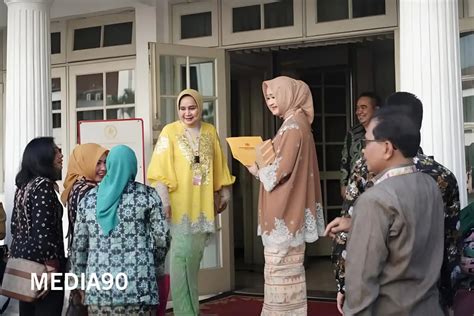 Partisipasi Ketua Dekranasda Lampung Riana Sari Dalam Pameran