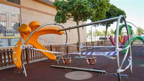 Precintan Los Columpios Del Parque Infantil De Condes De Barcelona En