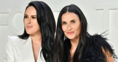 La Hija De Demi Moore Se Pone Su Ic Nico Bikini Dorado Striptease