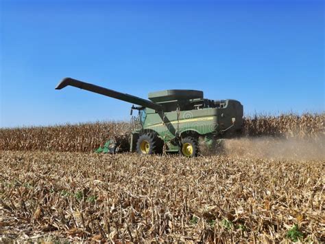 John Deere S660 Combine Harvesting Corn Editorial Stock Photo - Image of industry, thomson ...