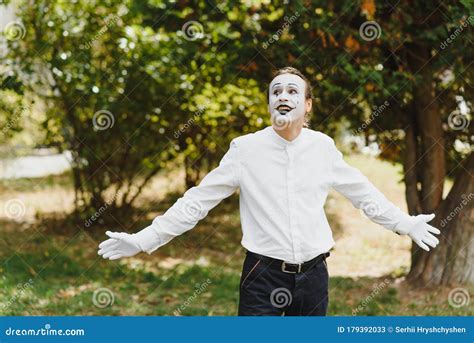 Retrato De Un Hombre Artista Payaso Mime Muestra Algo Mime Actor