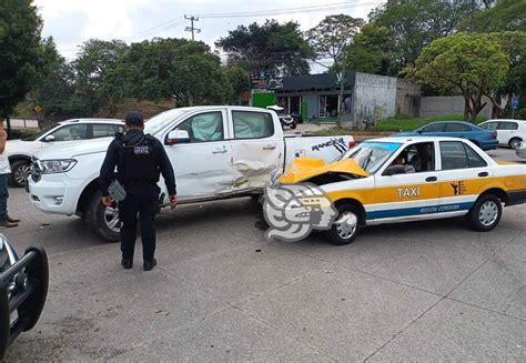 Accidente en bulevar de Córdoba deja 2 lesionados y daños materiales