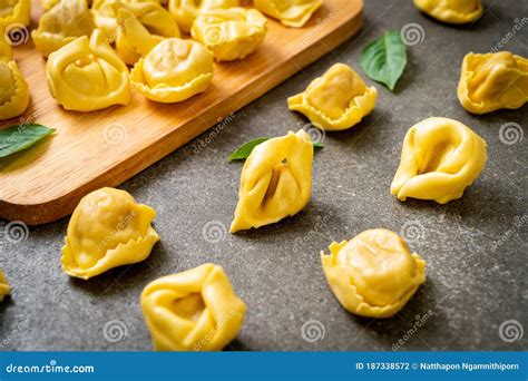 Pasta Tortellini Tradicional Italiana Foto De Archivo Imagen De Queso