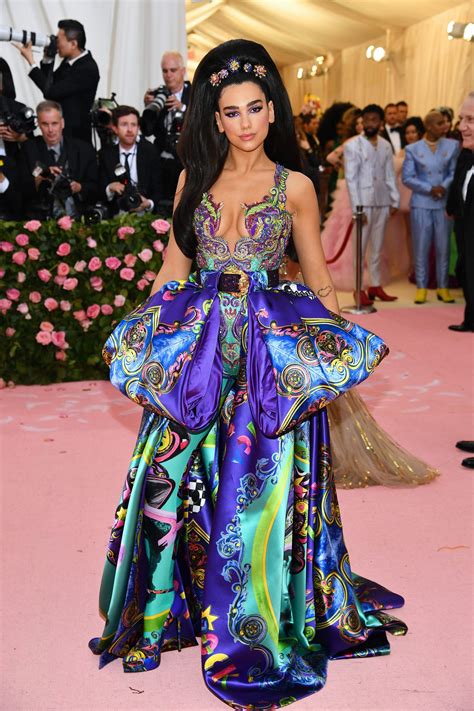 Dua Lipa E Penelope Cruz Conduttrici Del Met Gala 2023 Dedicato A