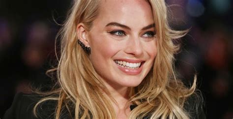 Illeggibile Borgogna Attuatore Margot Robbie Senza Trucco Splendore