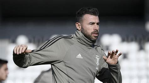 Juve Barzagli Si Ferma Rischia Un Lungo Stop