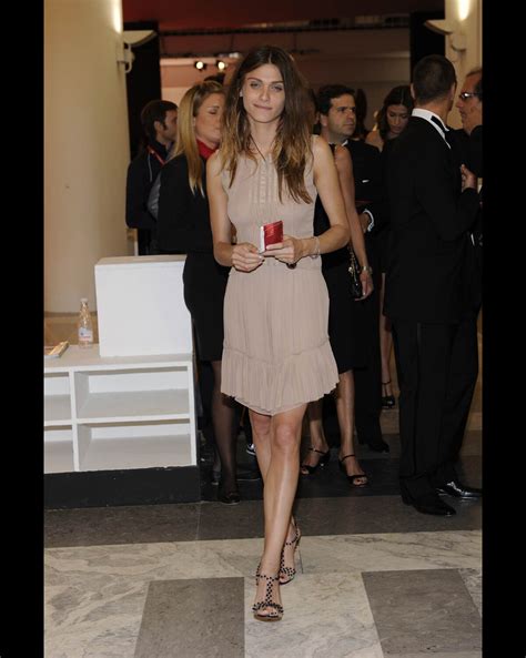 Photo Elisa Sednaoui sublime dans une robe nude Alberta Ferretti et perchée sur des sandales