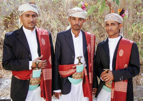 Yemeni traditional dress. Yemen is a country with a remarkably diverse ...