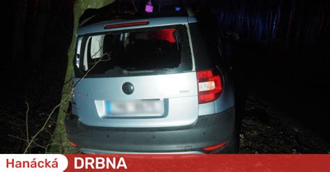 Patn Zabr D N Auto P Ejelo U Umperka Silnici A Narazilo Od Stromu