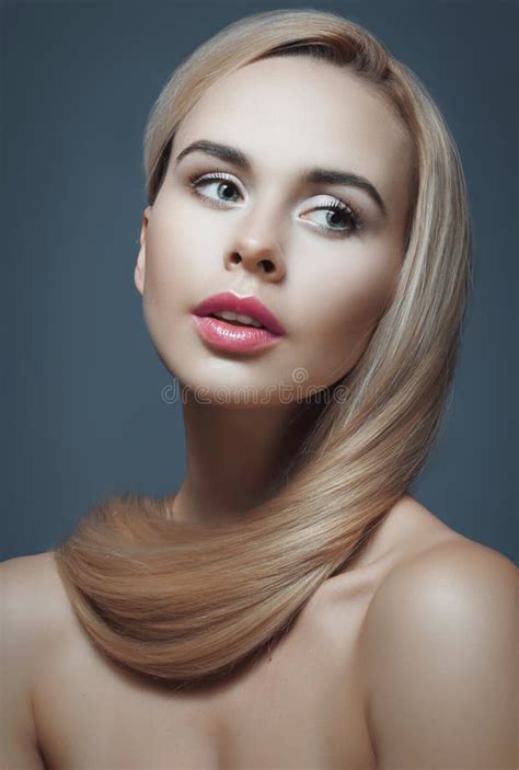 Blonde Con El Pelo Largo Imagen De Archivo Imagen De Alrededor