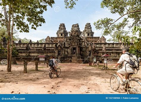 Pares Tur Sticos Que Completan Un Ciclo Alrededor Del Templo De Angkor