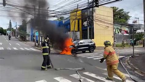 Vehículo se incendió a inmediaciones del bulevar Juan Pablo II en la