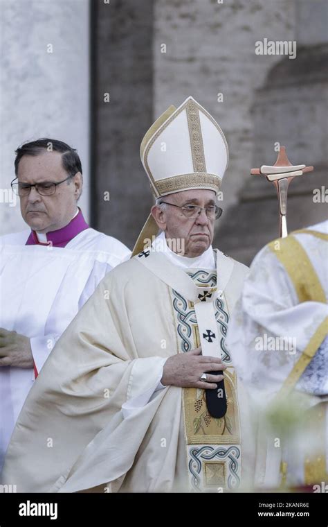 El Papa Francisco llega para dirigir una Santa Misa en la Basílica de