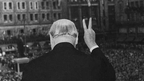 Culture Re-View: How Winston Churchill invented the V sign | Euronews