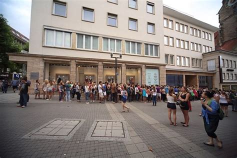 Fotostrecke Kultmarke Großer Andrang bei Hollister Eröffnung in