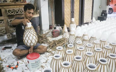 Kerajinan Gerabah Eceng Gondok Asal NTB Tembus Pasar Global Halaman 1