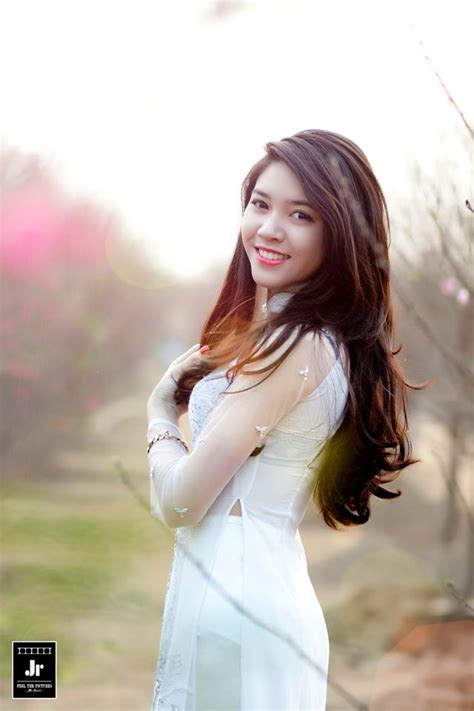 Vẻ đẹp cuốn hút của hot girl xứ Nghệ bên sắc đào ngày xuân