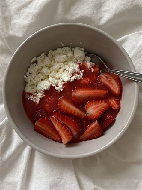 Cottage Cheese With Strawberry Light Snacks Healthy Healthy Sweets