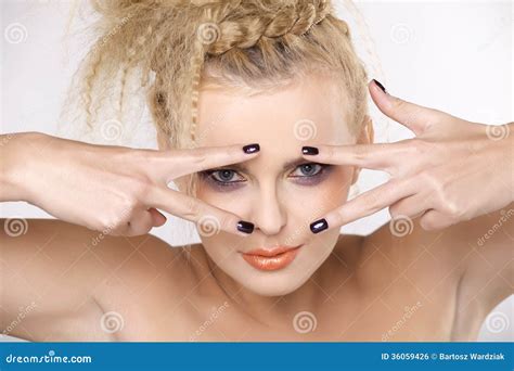 Jonge Mooie Vrouw Met Mooie Blonde Haren Stock Foto Image Of Exemplaar Gezondheid 36059426