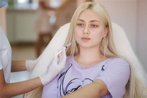 Manos De Cosmet Loga Haciendo Inyecciones En Labios Faciales Mujer