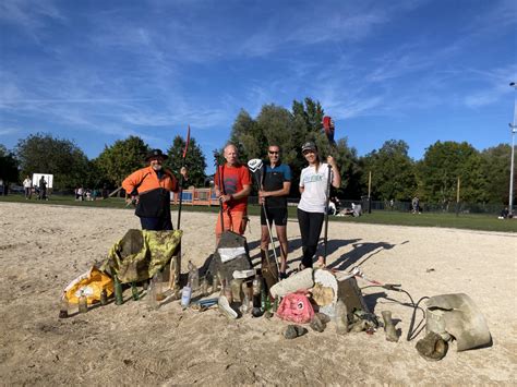 En paddle ils répertorient les déchets découverts dans la Marne