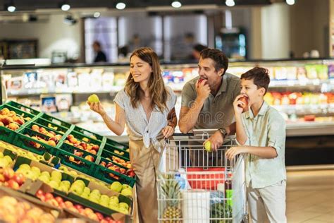 Familia Con Carrito De Compras Y Ni Os Comprando Comida En Supermercado