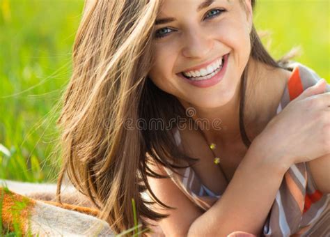 Verticale D Une Belle Jeune Fille De Sourire Photo Stock Image Du Pr