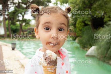 아이스크림을 즐기는 귀여운 소녀 아이에 대한 스톡 사진 및 기타 이미지 아이 아이스크림 먹기 Istock