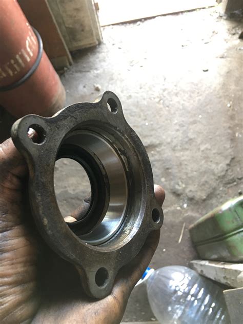 Замена подшипников полуосей заднего моста С200 — Nissan Atlas, 2,3 л ...