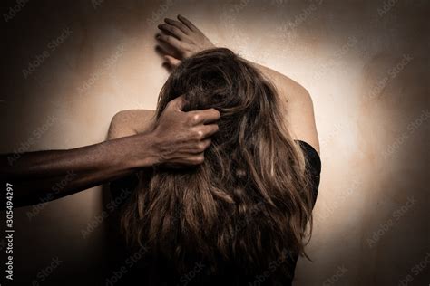 Fotografia Do Stock Man Abusing Woman By Pulling Hair Domestic