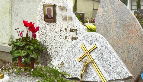 Tombe Imbrattate E Foto Rotte Il Cimitero Chiude Per Vandali