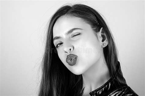 красные губы. помады или помады. сексуальная губа. поцелуй. модель ...