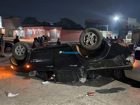 Caminhonete Capota Após Ser Atingida Por Outro Veículo Em Cruzamento