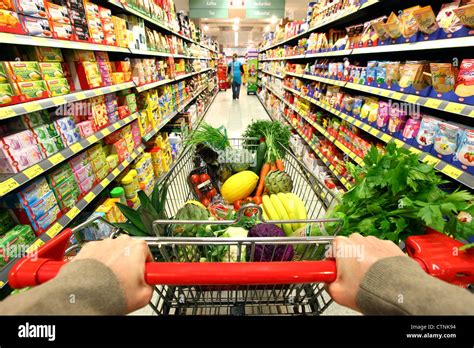 Supermarket trolley hi-res stock photography and images - Alamy