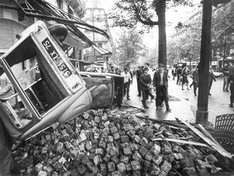 Vestiges de barricades boulevard Saint Michel à Paris après les