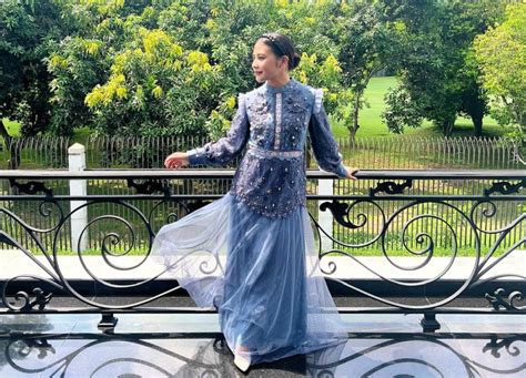 Inspirasi Baju Lebaran Ala Prilly Latuconsina Feminin Dan Elegan