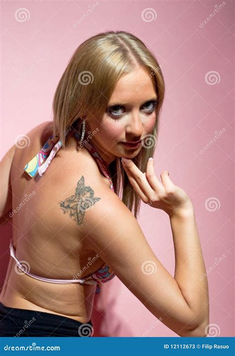 Fille Blonde Avec Le Tatouage Image Stock Image Du Ange Beau