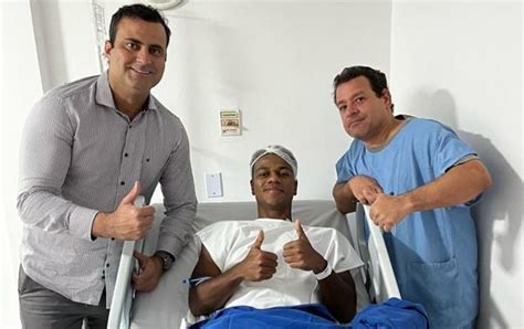 LATERAL DO VITÓRIA TEM CIRURGIA BEM SUCEDIDA E DEVE VOLTAR AOS GRAMADOS