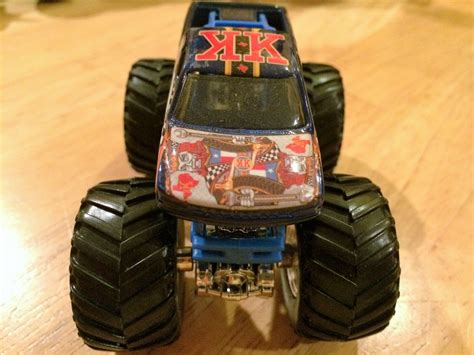 Hot Wheels Monster Jam Truck KING KRUNCH Flag Series Plastic Base 1 64 Scale Contemporary