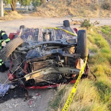 Edomex conductora de auto pierde el control y choca contra un árbol