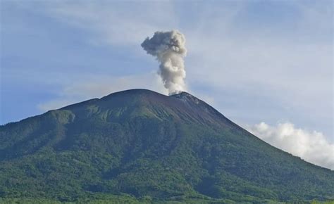 Gunung Ile Lewotolok Kembali Erupsi Tinggi Kolom Abu Capai 1 000 Meter