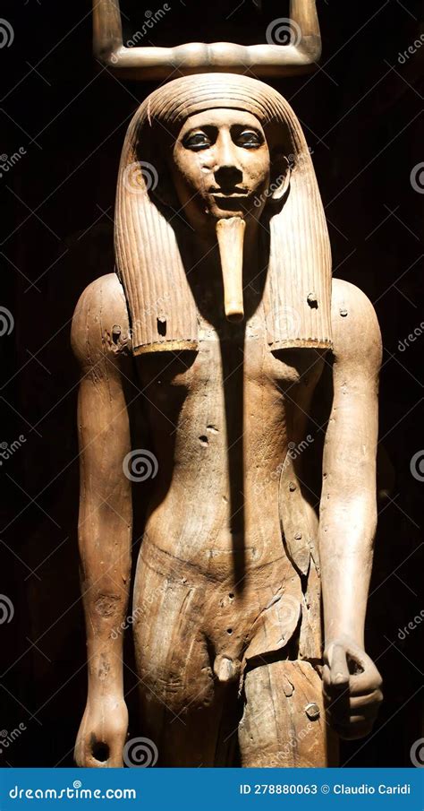 Estatua De Madera De Pharaoh Hor I El Museo Egipcio De Cairo Foto De